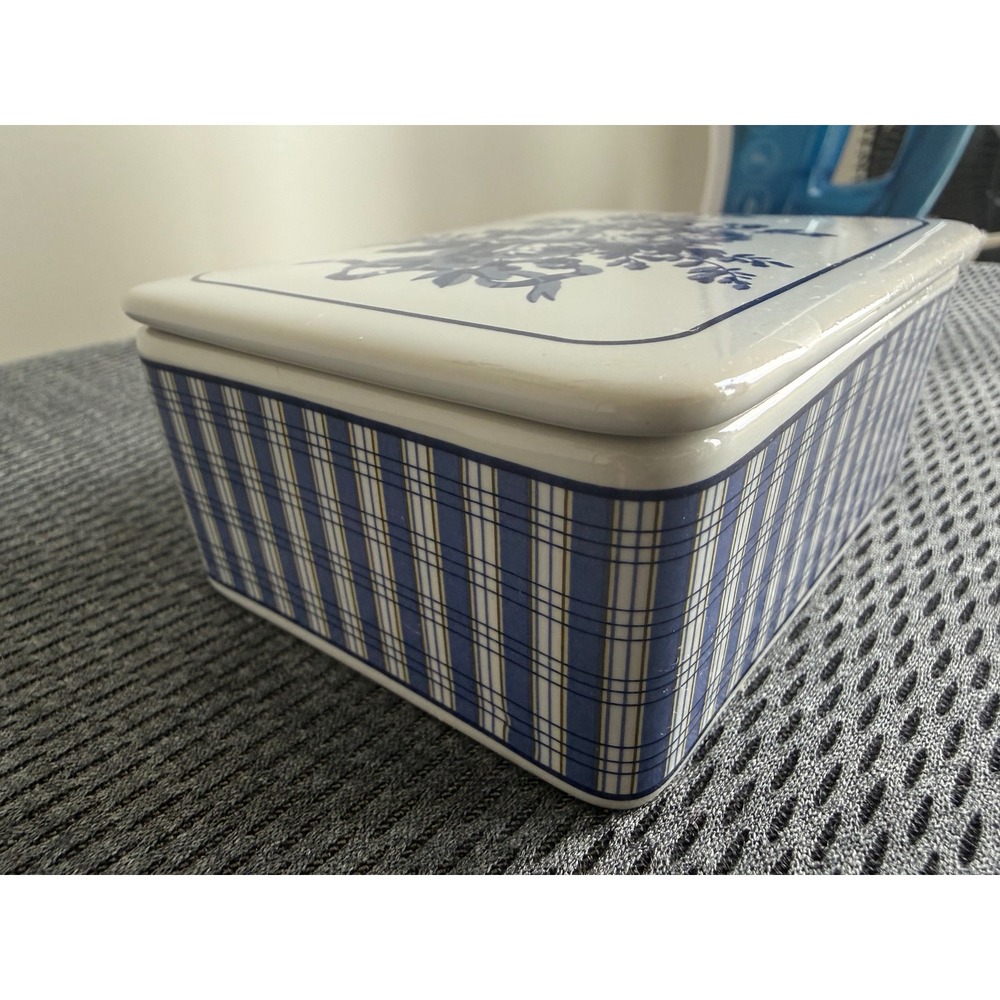Vintage Blue White Floral Ceramic Trinket Box Plaid Sides Jewelry Keepsake Lid - Picture 5 of 17